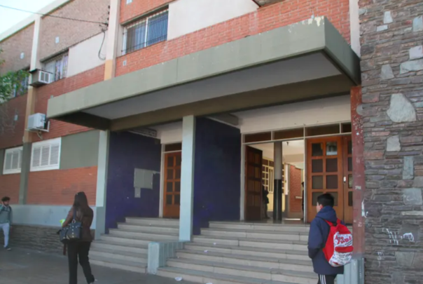 Sin baños en la escuela Boero